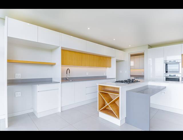 4 BEDROOM TOWNHOUSE FOR SALE IN LA LUCIA
